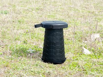 Fodbad teleskopstol der står på en græsmark